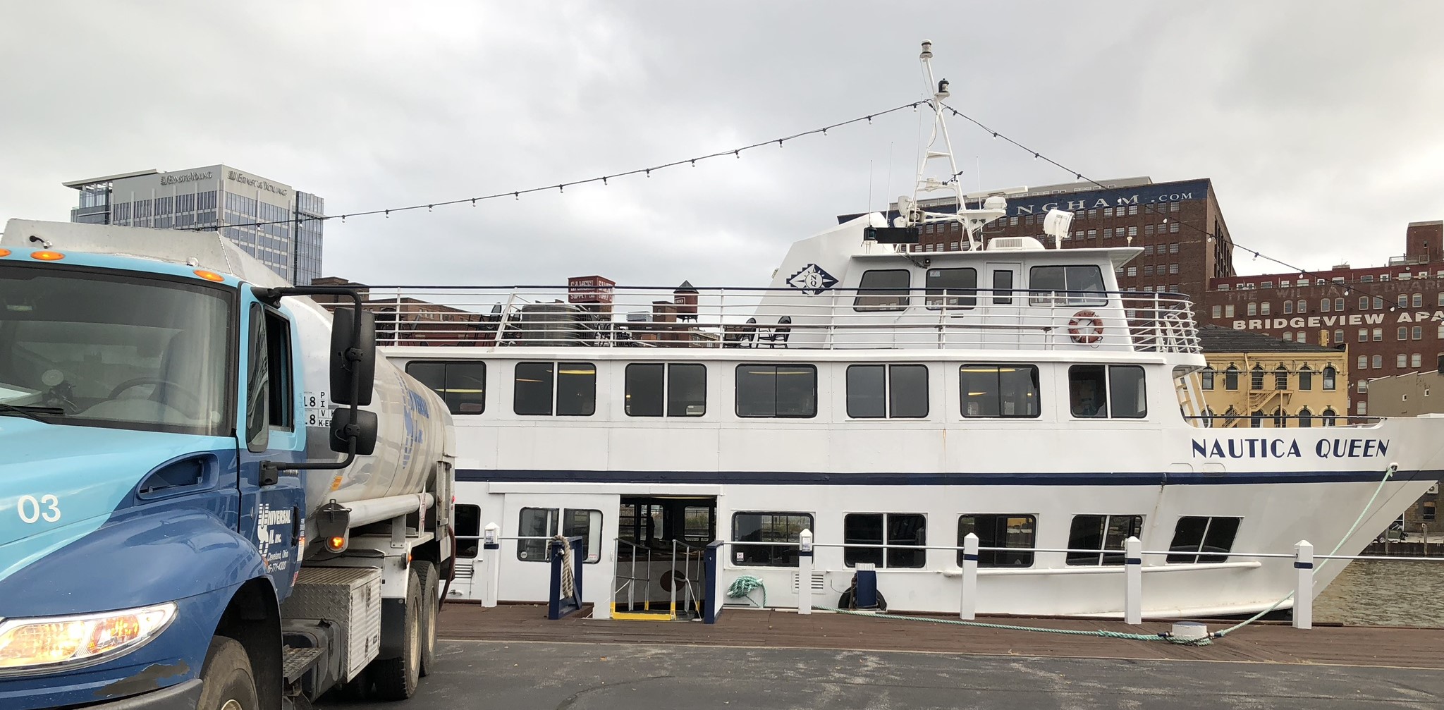 Image of Universal Oil truck refueling a boat