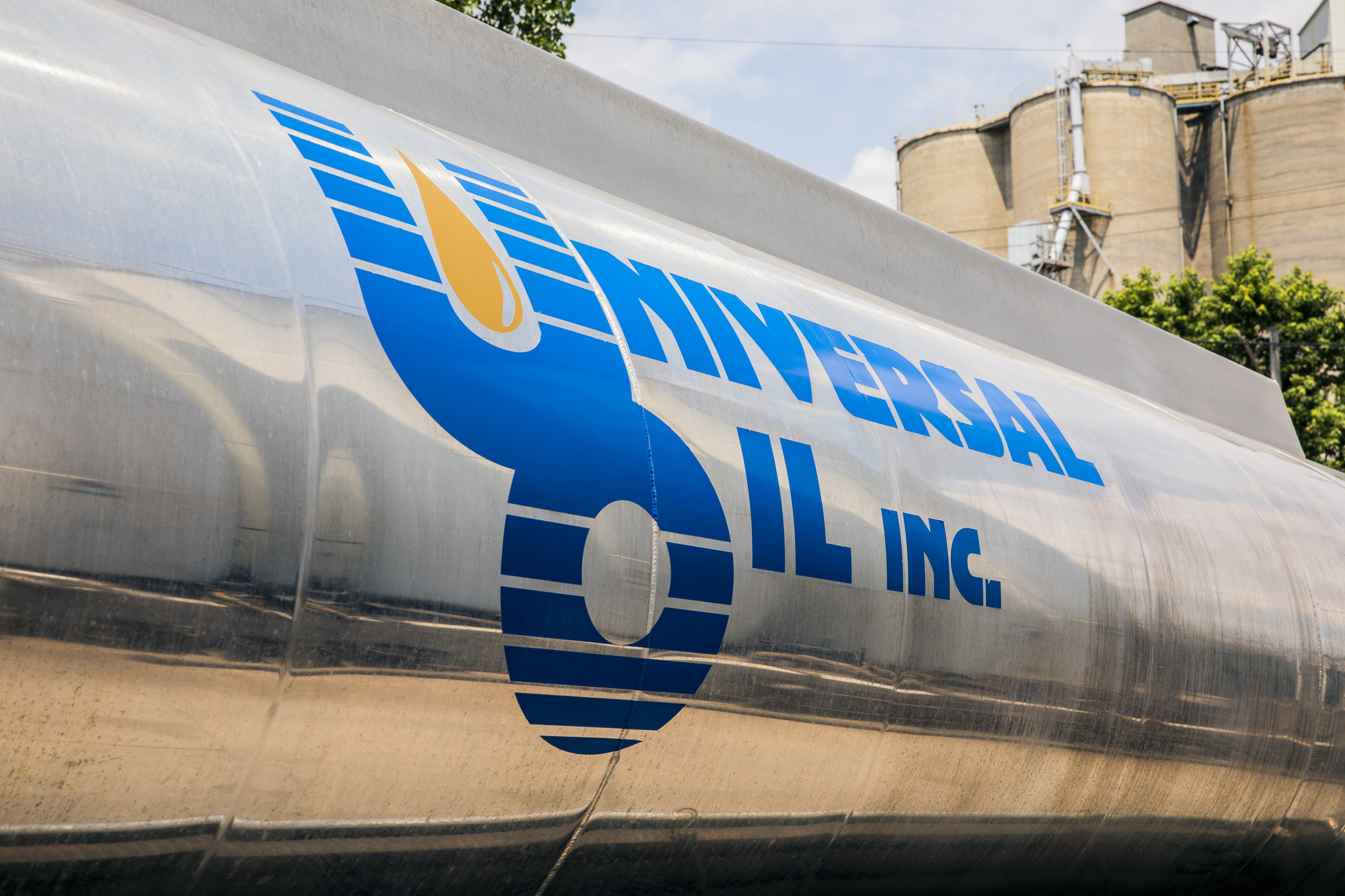Image of Universal Oil logo on a tank